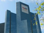 Logo TotalEnergies sur la tour Coupole, France.