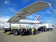 Le PDG d’Air France et l’équipage assiste à un avitaillement en biocarburant Total-Amyris