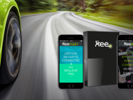 Voiture roulant sur une route et visuel du boîtier Xee connecté à des smartphones
