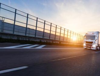 Electrification des poids lourds : Enedis, TotalEnergies, VINCI Autoroutes et des constructeurs européens se mobilisent pour évaluer les besoins et enjeux de la recharge en itinérance en France d’ici 2035