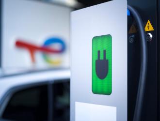 Panneau indiquant la charge rapide dans la station
