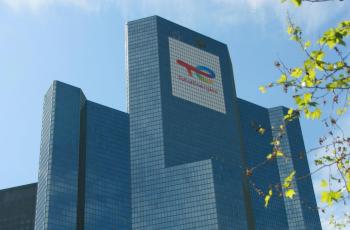 Logo TotalEnergies sur la tour Coupole, France.