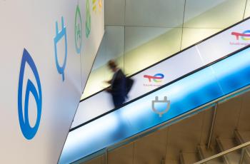 Logo TotalEnergies sur les escalators de la tour Coupole à la Défense