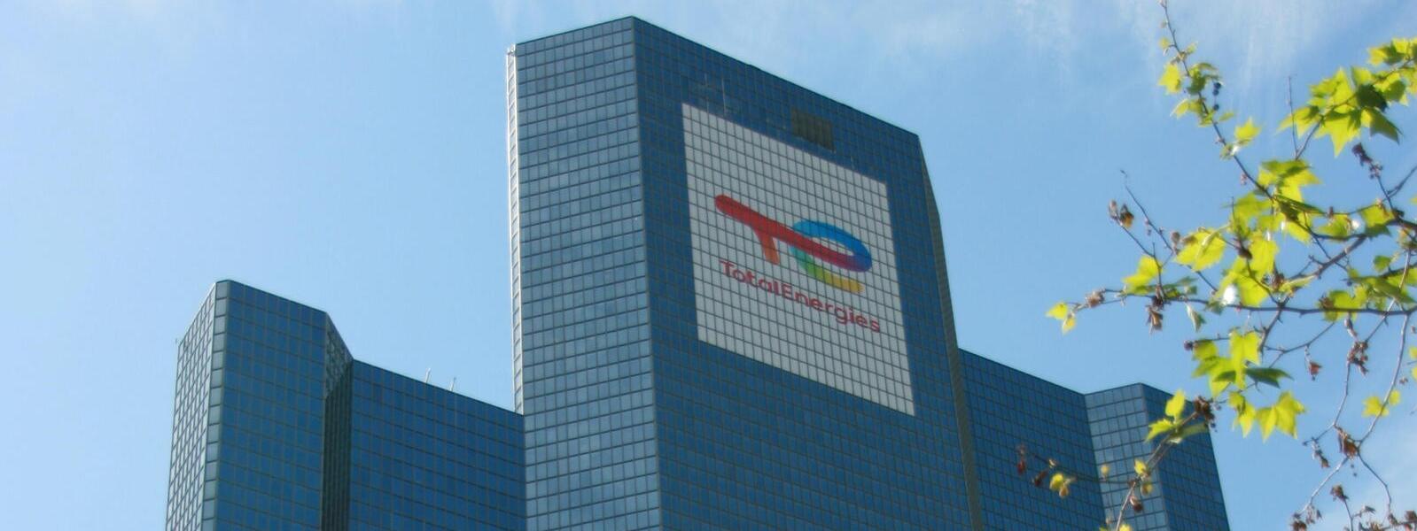 Logo TotalEnergies sur la tour Coupole, France.