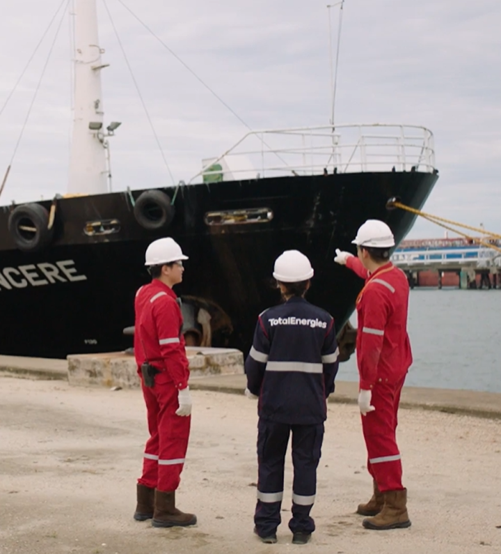 Des collaborateurs devant un avitailleur