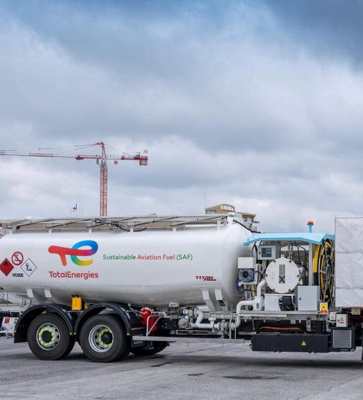 Camion d'avitaillement sur le tarmac