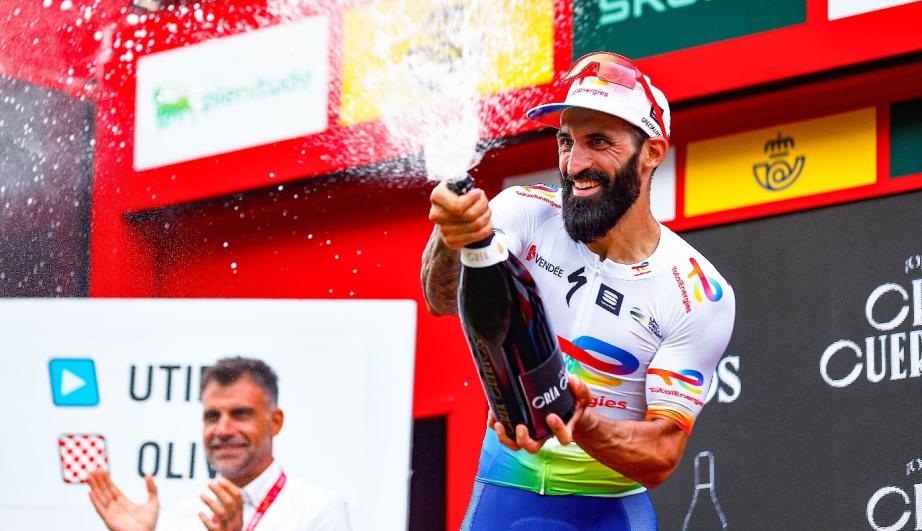 Geoffrey Soupe agitant une bouteille de champagne