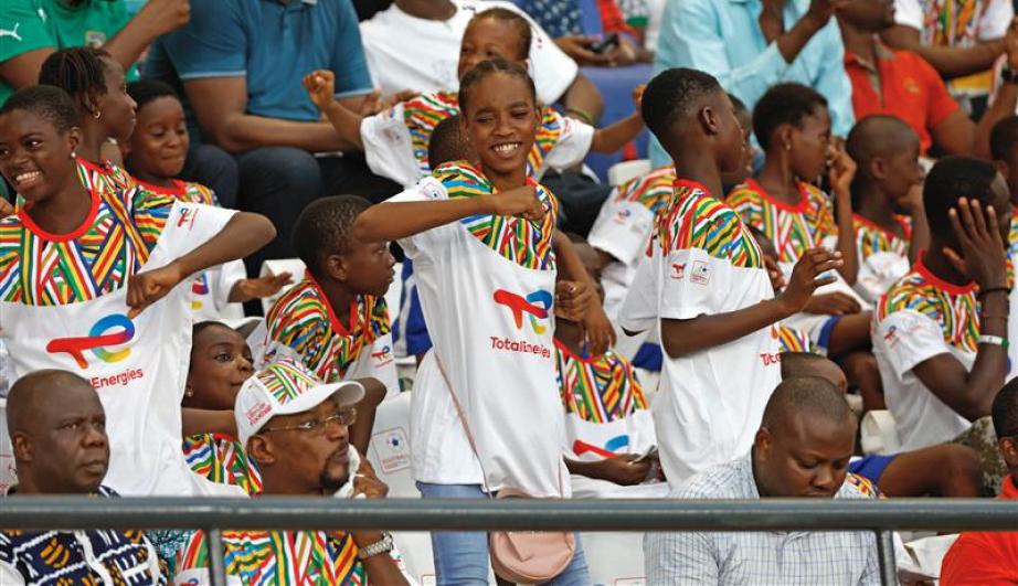 Enfants souriants dans les gradins - voir description détaillée ci-après