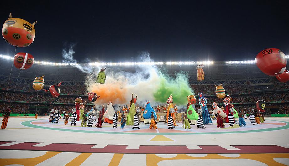 Spectacle de nuit dans un stade - voir description détaillée ci-après