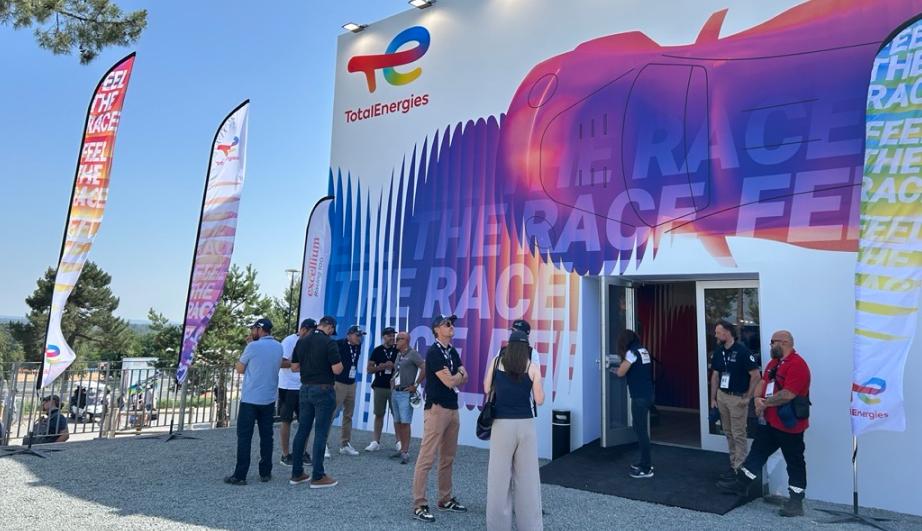 Group of people in front of a building entrance - see detailed description hereafter