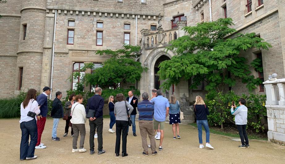 Group of people in a castle courtyard - voir description détaillée ci-après