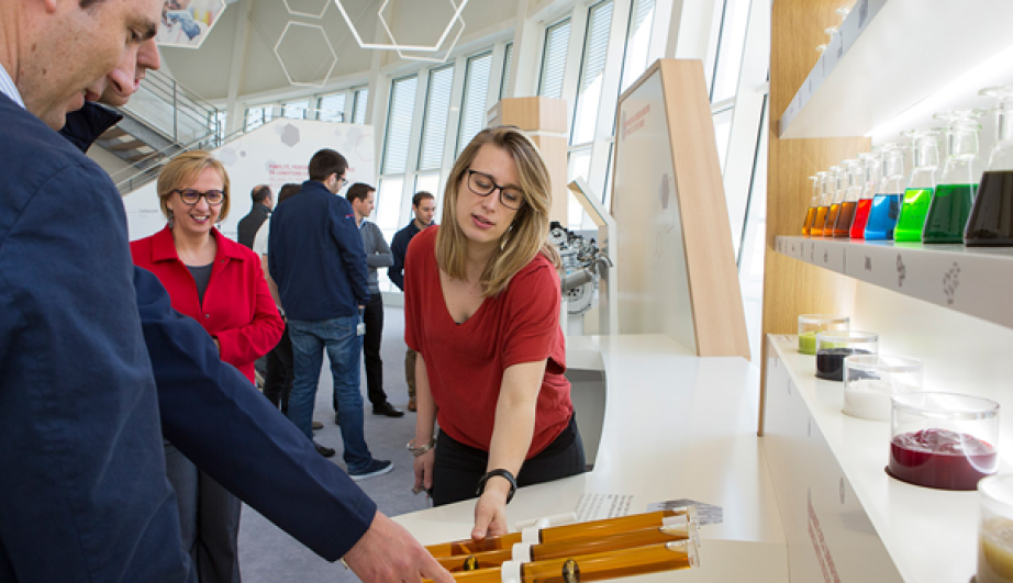 Viscosimètre en face de l’orgue à lubrifiants