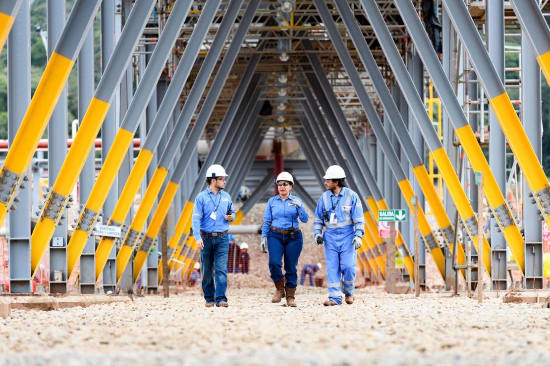 Opérateurs sur le Central Processing Facility (CPF), l'usine de traitement du gaz du champ de gaz à condensats. Incahuasi, dans la  région de Chaco.